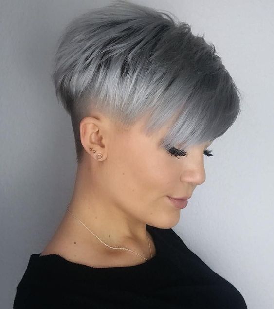 10 Super-Trend kurze Frisuren für graues Haar