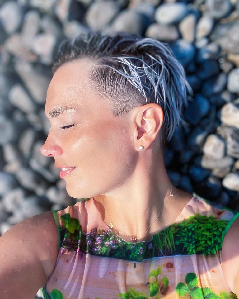 Grau und lila! Diese Kombination ist wirklich toll bei kurzen Haaren!