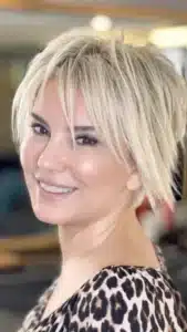 Die besten Frisuren für feines Haar ab 50: Volumenwunder für einen jugendlichen Look!