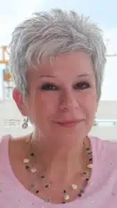 Die besten Frisuren für feines Haar ab 50: Volumenwunder für einen jugendlichen Look!