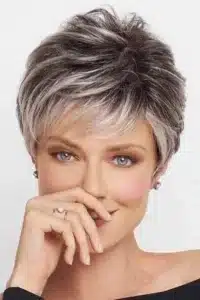 Die besten Frisuren für feines Haar ab 50: Volumenwunder für einen jugendlichen Look!