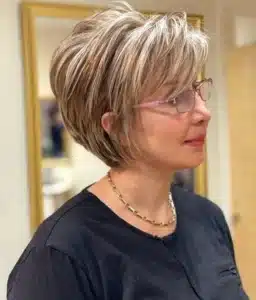 Die besten Frisuren für feines Haar ab 50: Volumenwunder für einen jugendlichen Look!