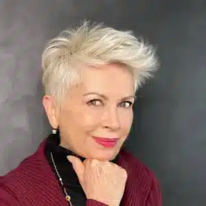 Die besten Frisuren für feines Haar ab 50: Volumenwunder für einen jugendlichen Look!