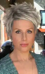 Die besten Frisuren für feines Haar ab 50: Volumenwunder für einen jugendlichen Look!