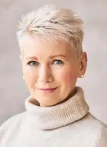 Die besten Frisuren für feines Haar ab 50: Volumenwunder für einen jugendlichen Look!