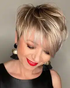 Die besten Frisuren für feines Haar ab 50: Volumenwunder für einen jugendlichen Look!